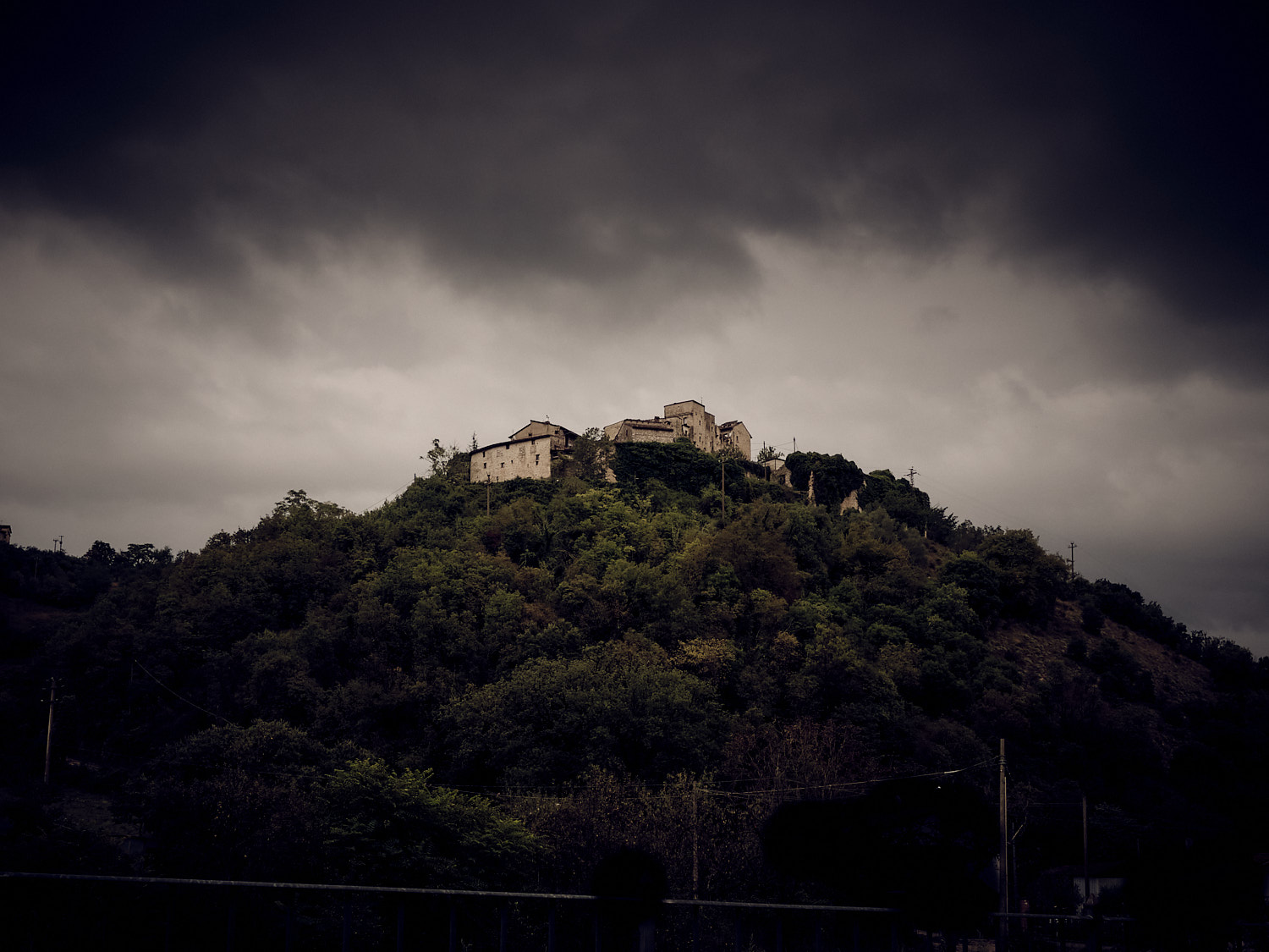 Dorf auf Berg zwischen Terni und Assisi