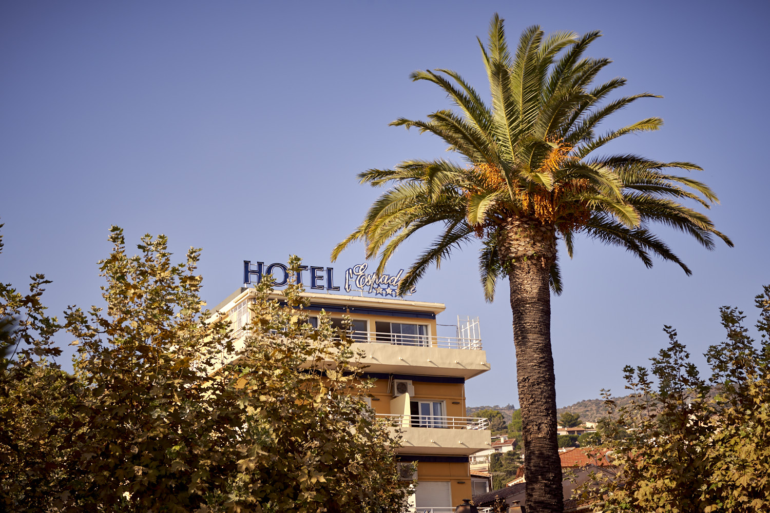 Hotel Roshard Geb&auml;ude mit Palme und Vegetation in mediterraner Landschaft w&auml;hrend Bikepacking Tour