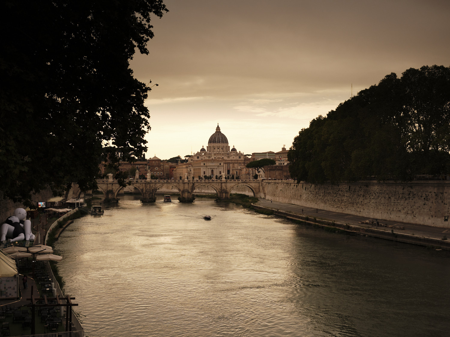 Petersdom mit Tiber