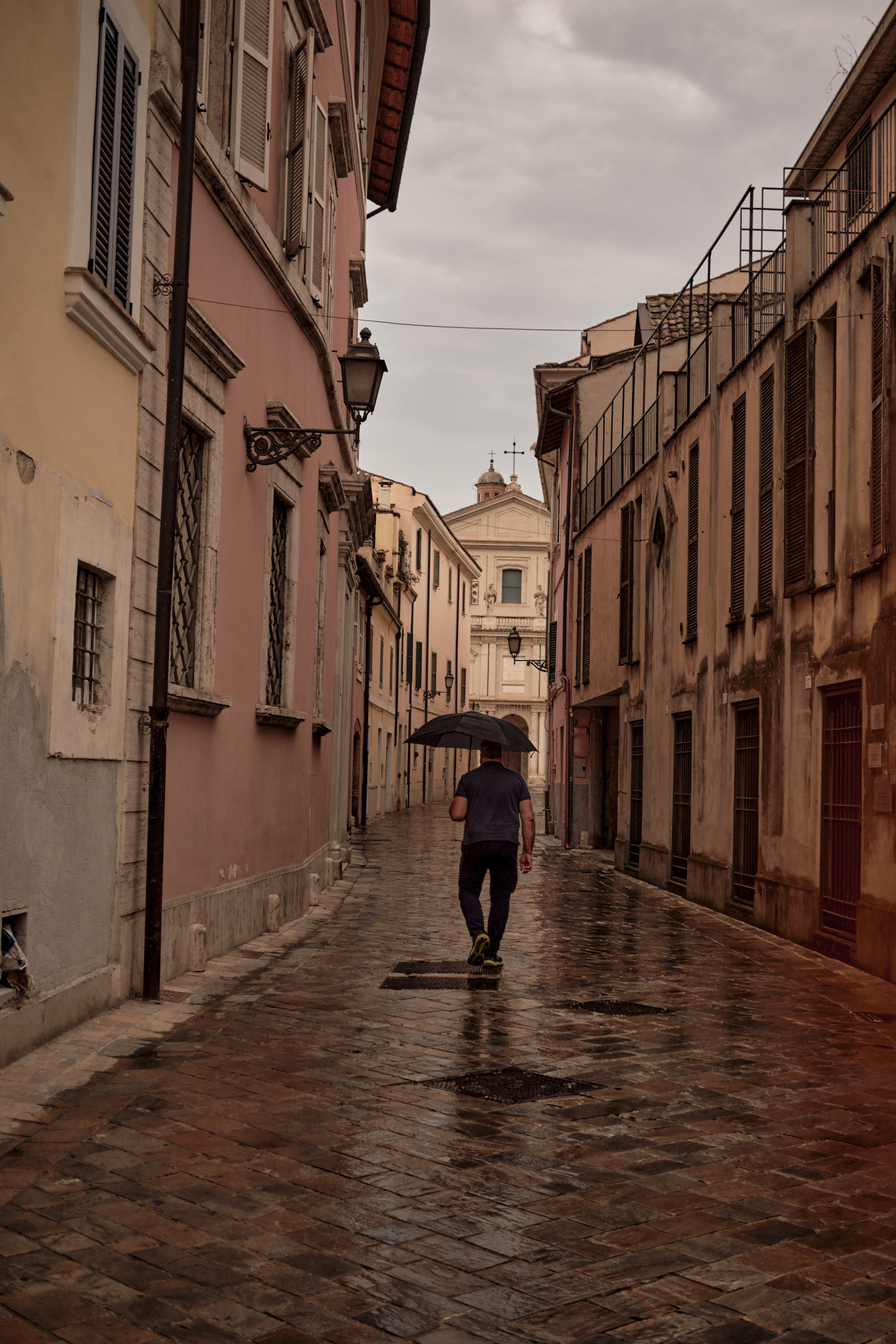 Regennass Strasse in Terni